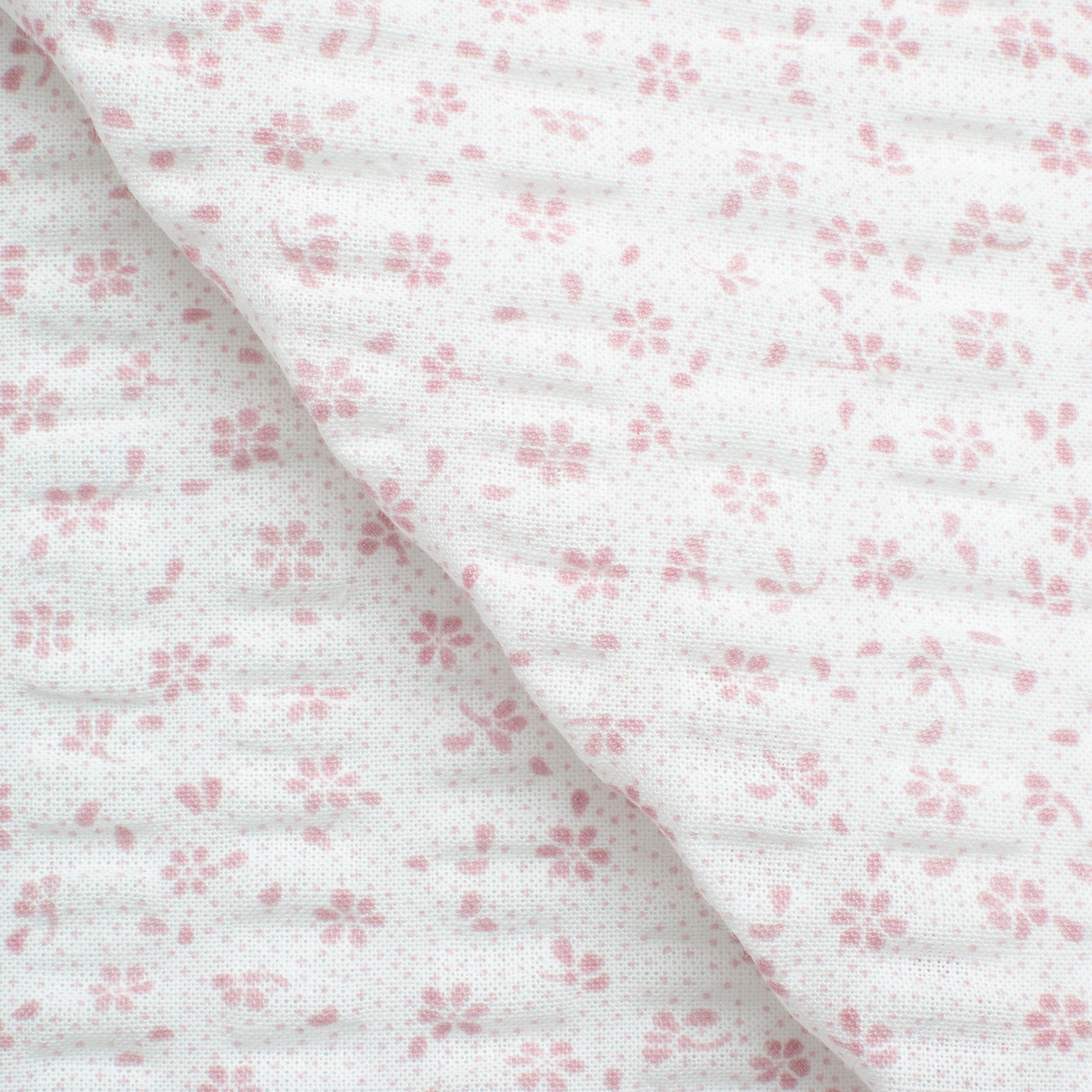 PRINTED COTTON SEERSUCKER FABRIC - SMALL PINK FLOWERS ON WHITE BACKGROUND - 160 GSM